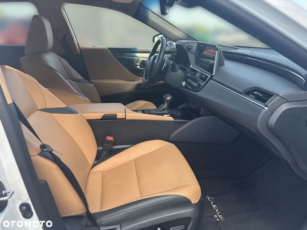 Lexus ES 300h Business Edition - 13