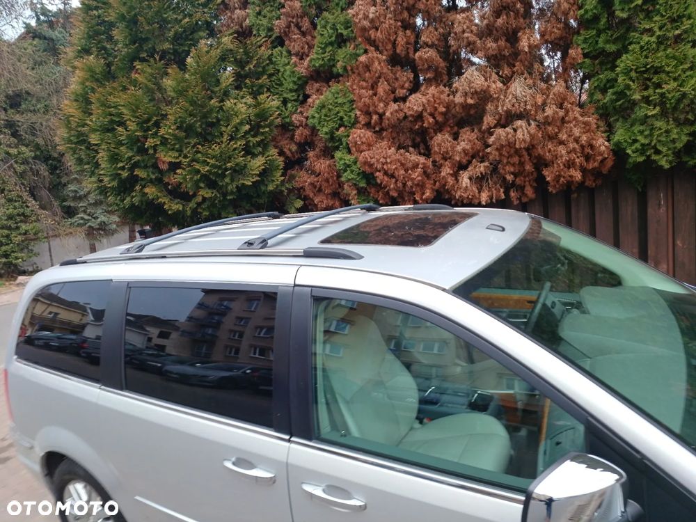 Chrysler Town & Country - 4