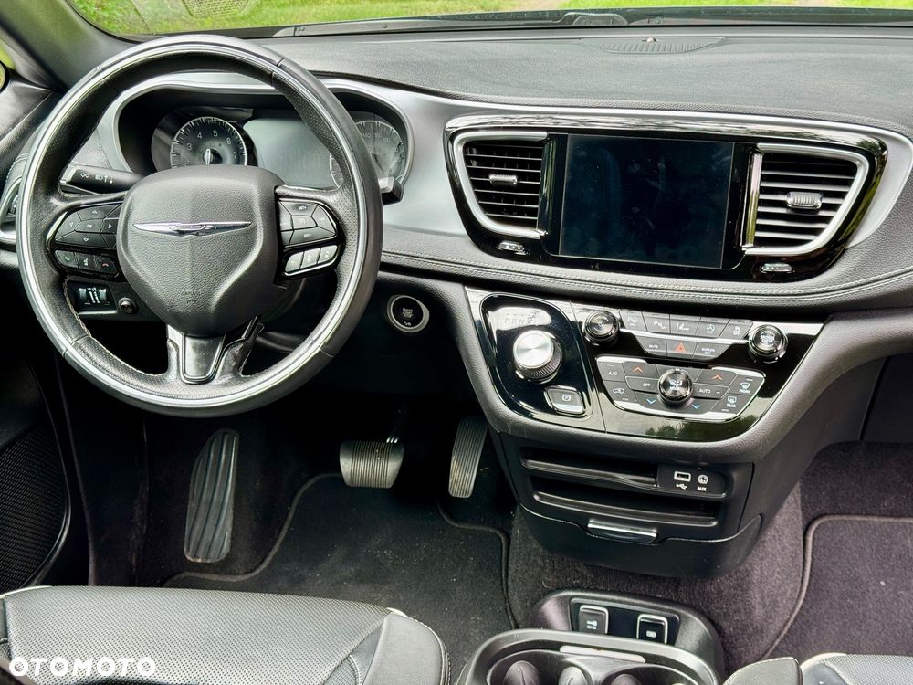 Chrysler Pacifica - 26