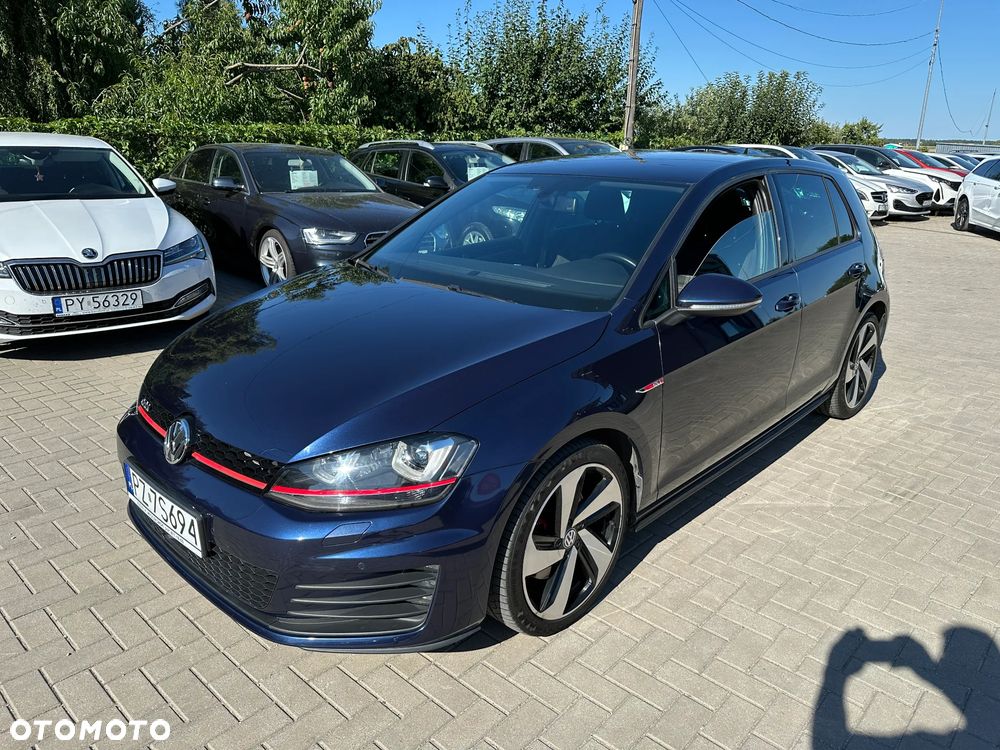 Volkswagen Golf - 1