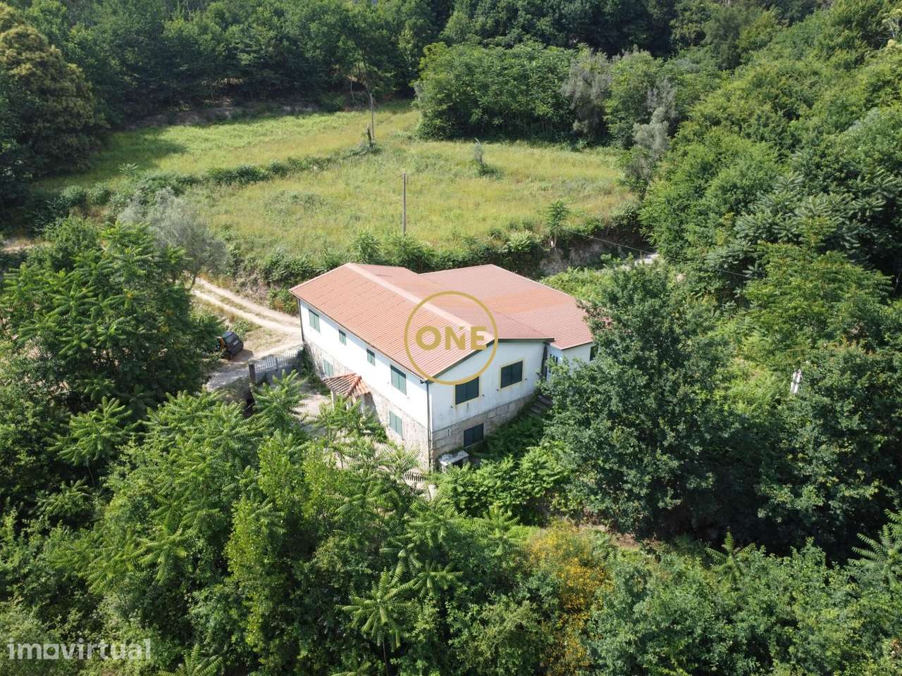 Moradia T4 com 3.600 m2 de terreno em Valbom São Pedro, Vila Verde - Grande imagem: 2/29