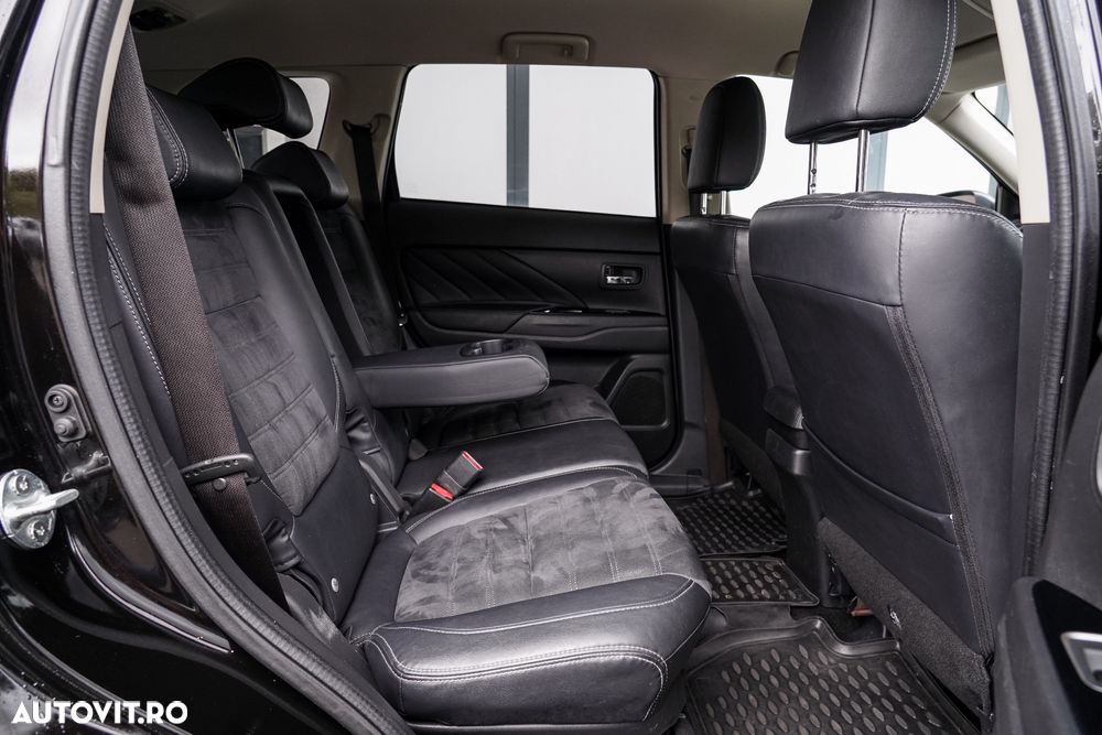 Mitsubishi Outlander 2.0 4WD Plug-In Hybrid - 17