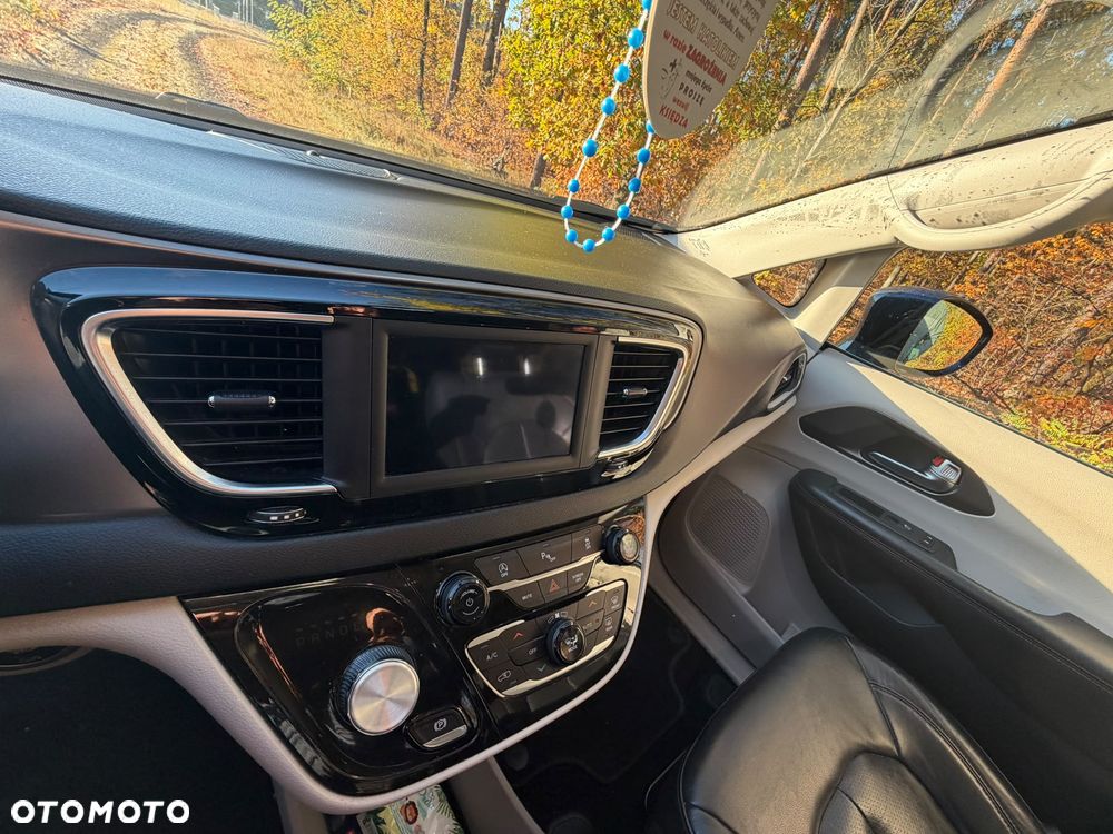 Chrysler Pacifica - 12
