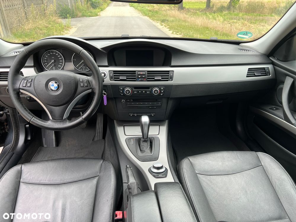 BMW Seria 3 320d DPF Touring - 12