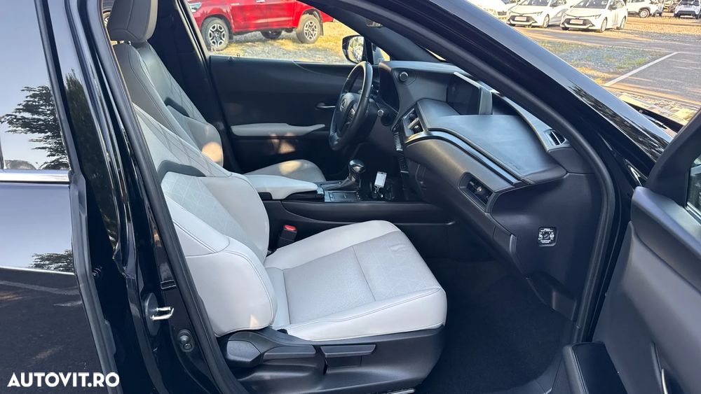 Lexus UX 250h FWD Executive - 36