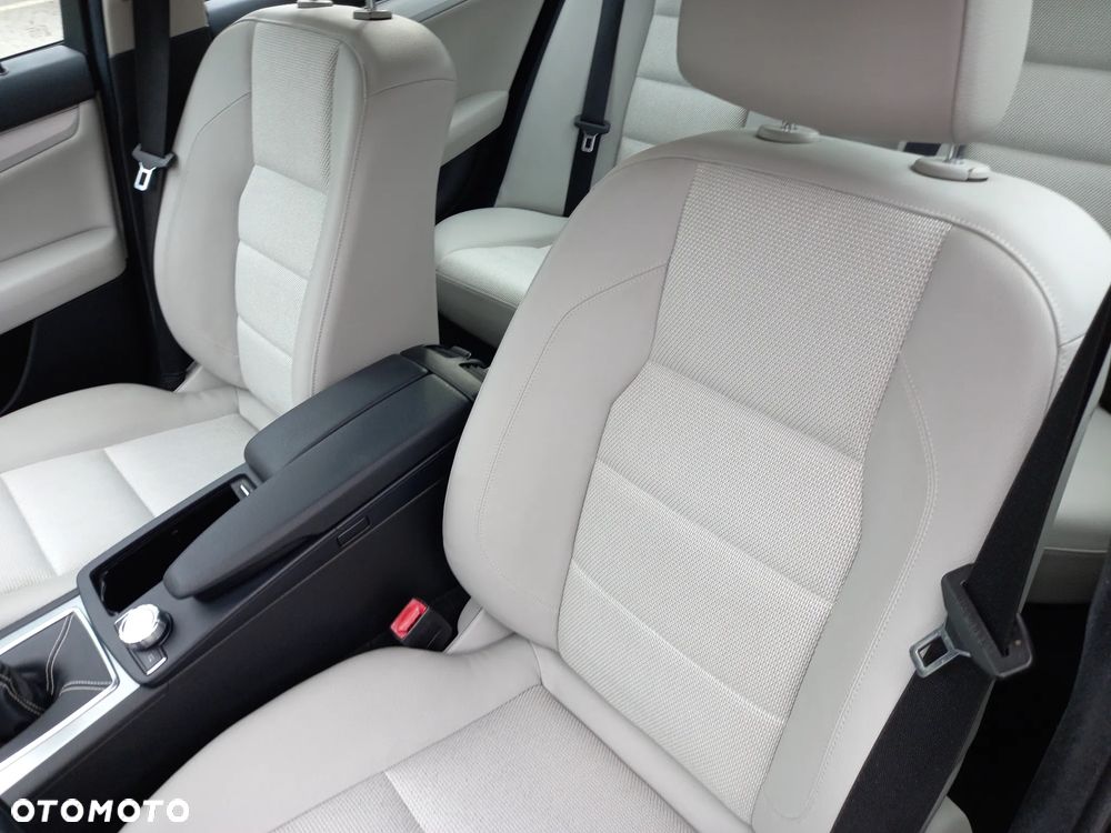 Mercedes-Benz Klasa C 200 CGI BlueEFFICIENCY Avantgarde - 27