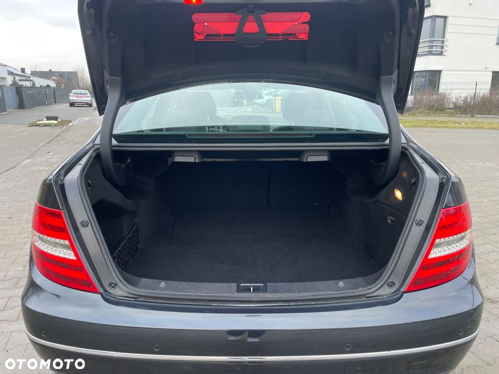 Mercedes-Benz Klasa C 180 CGI Automatik BlueEFFICIENCY Avantgarde - 12