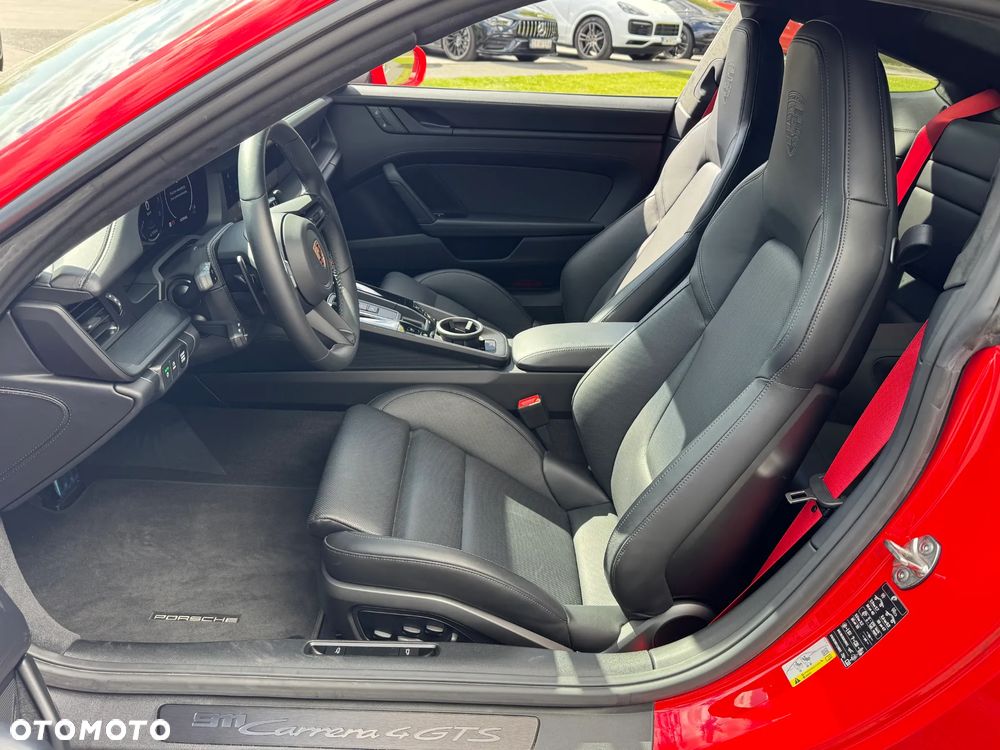 Porsche 911 Carrera T-Hybrid 4 GTS - 11