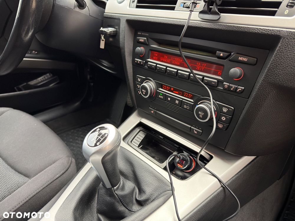 BMW Seria 3 318i Touring - 22