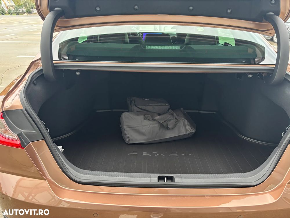 Toyota Camry 2.5 HEV Comfort - 16