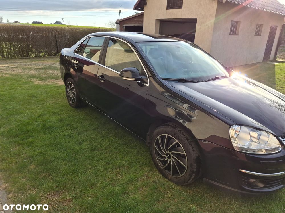 Volkswagen Jetta 2.0 TDI Comfortline DSG - 2