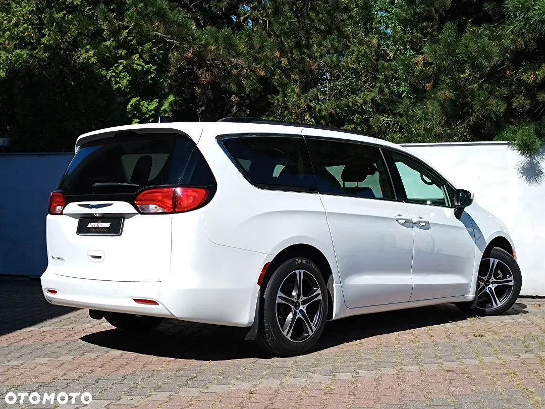 Chrysler Pacifica - 2
