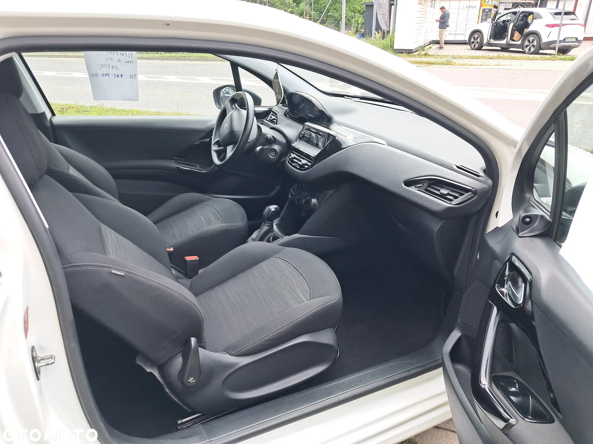 Peugeot 208 - 8