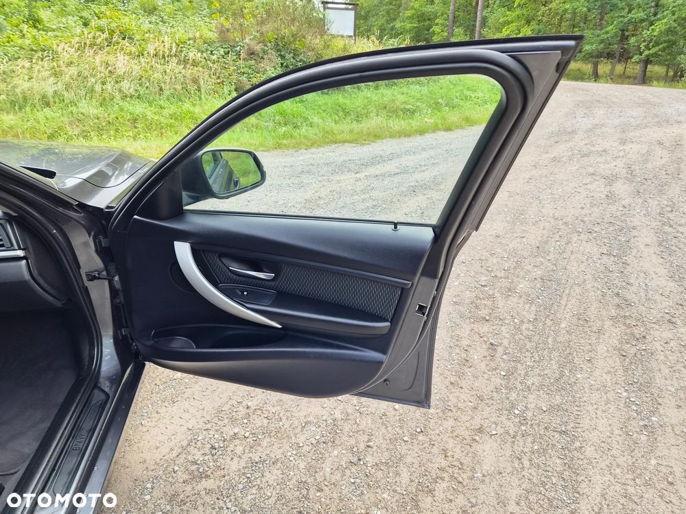 BMW Seria 3 320i - 28