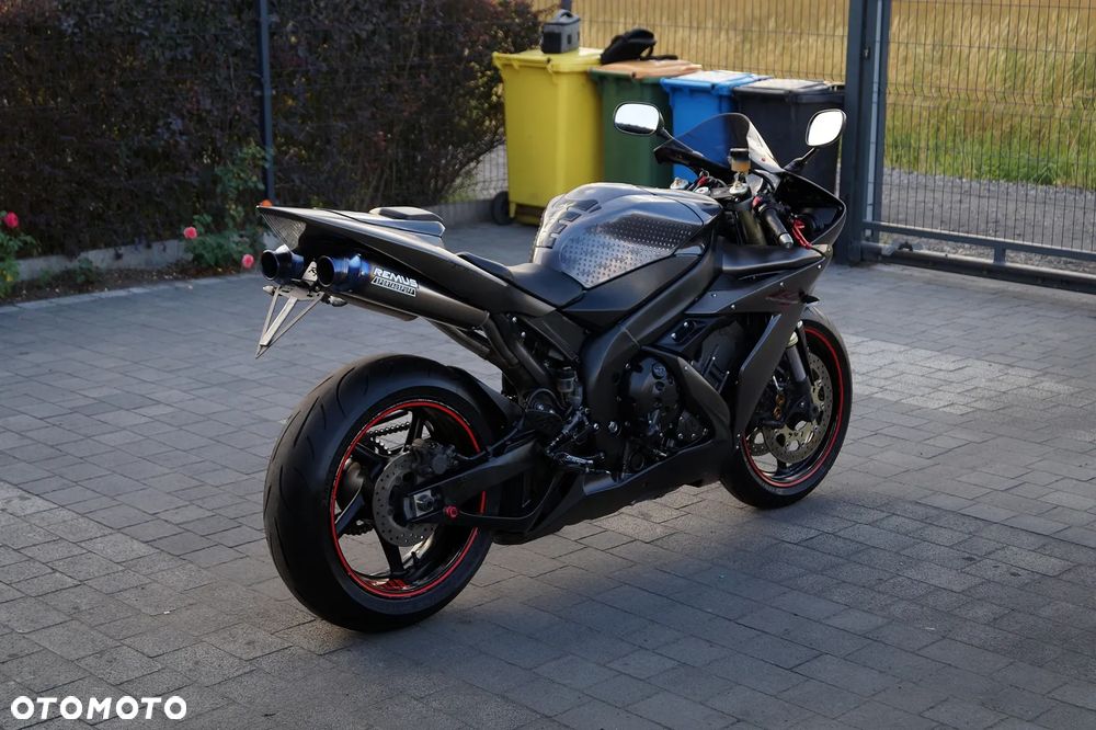 Yamaha R1 - 11