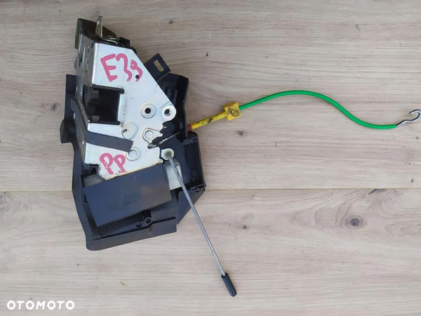 BMW 5 E39 ZAMEK DRZWI PRAWY PRZÓD PRZEDNI 8235126 EUROPA