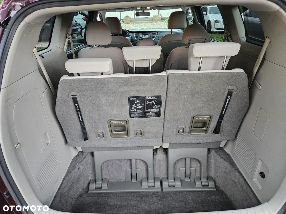 Kia Sedona - 9
