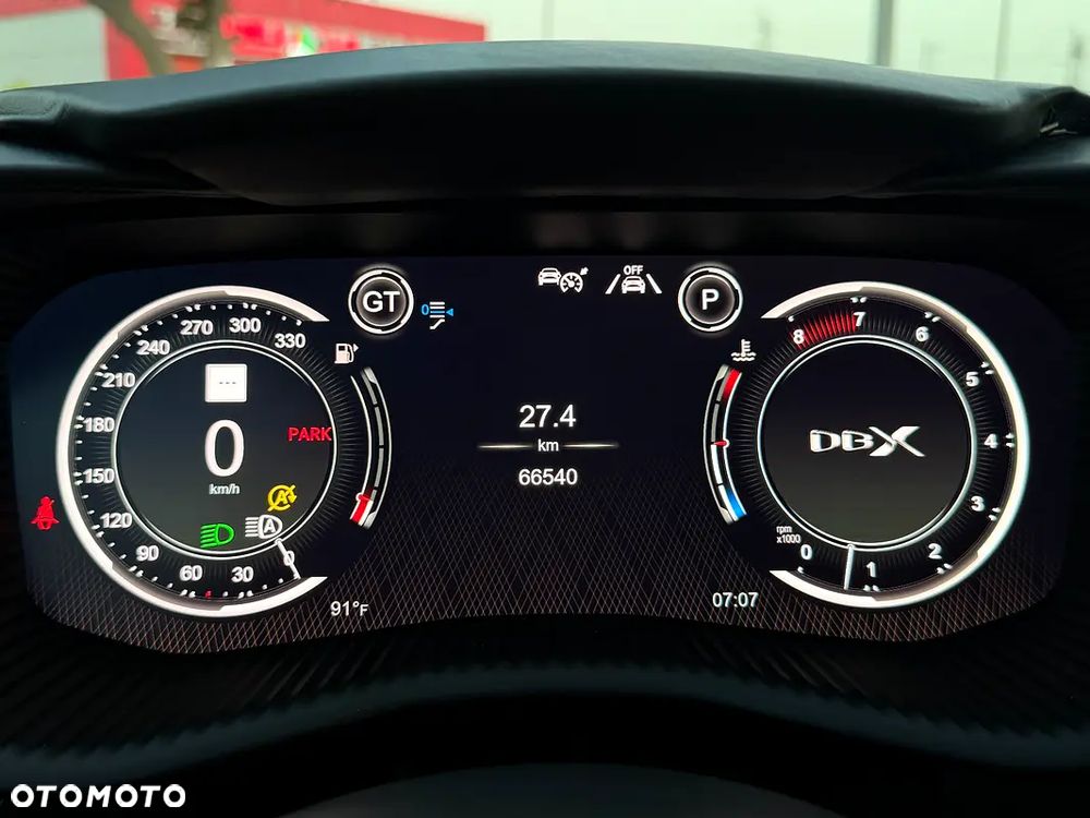 Aston Martin DBX - 10