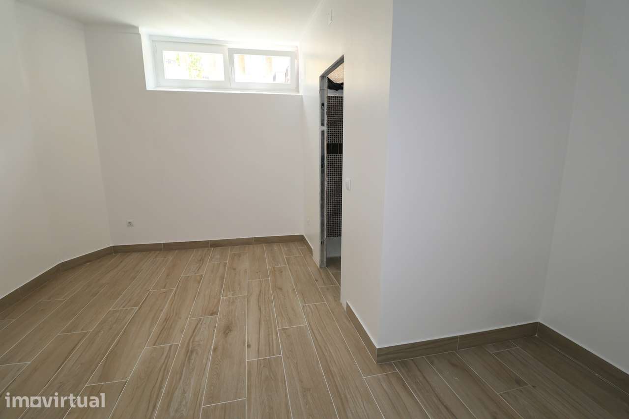 Venda de atelier convertido em habitação a estrear T4 Venteira Amadora - Grande imagem: 2/19