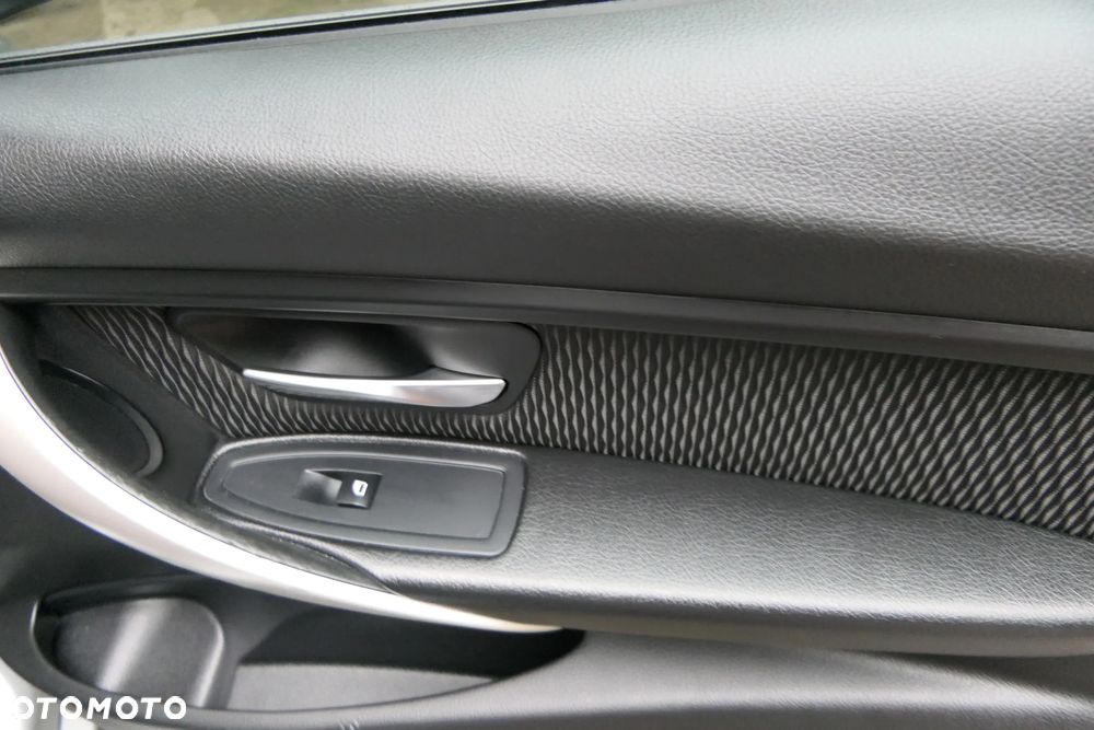 BMW Seria 3 320d Touring xDrive - 26