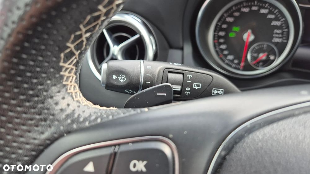 Mercedes-Benz GLA 200 7G-DCT AMG Line - 32