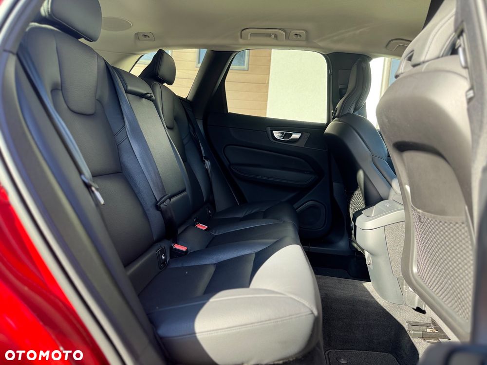 Volvo XC 60 B4 D Plus Dark - 30
