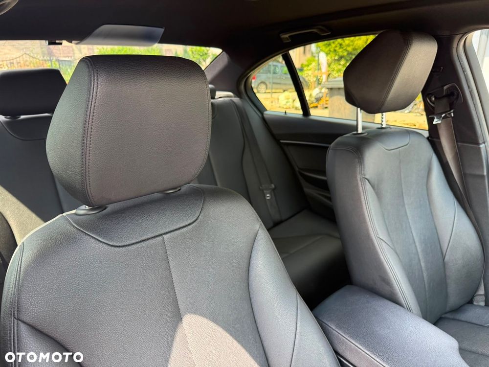 BMW Seria 3 320i GPF xDrive - 27