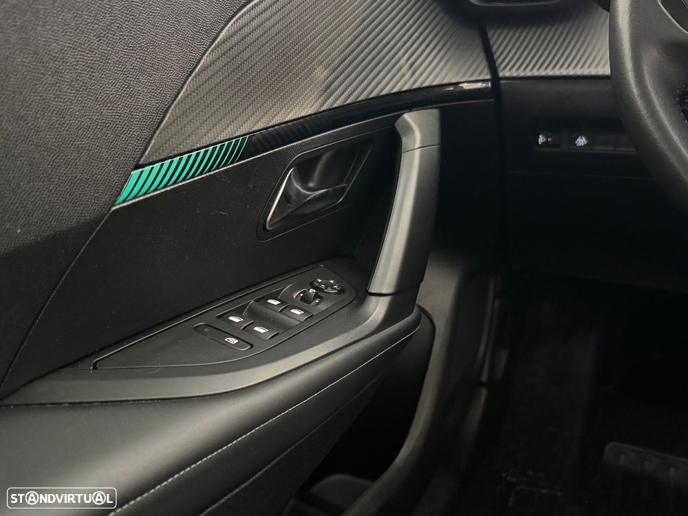 Peugeot 2008 1.2 PureTech Allure EAT8 - 23