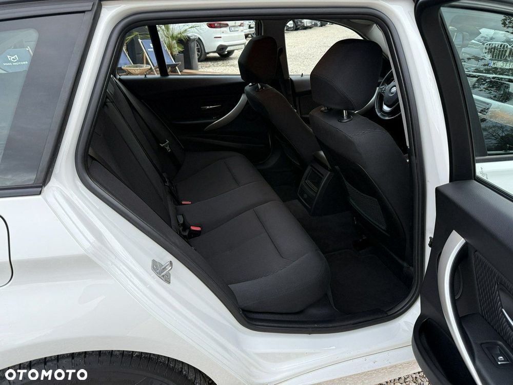 BMW Seria 3 318i GPF - 29