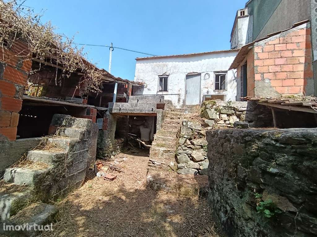 Moradia para recuperar com vista para Albufeira de Castelo de Bode - Grande imagem: 2/16