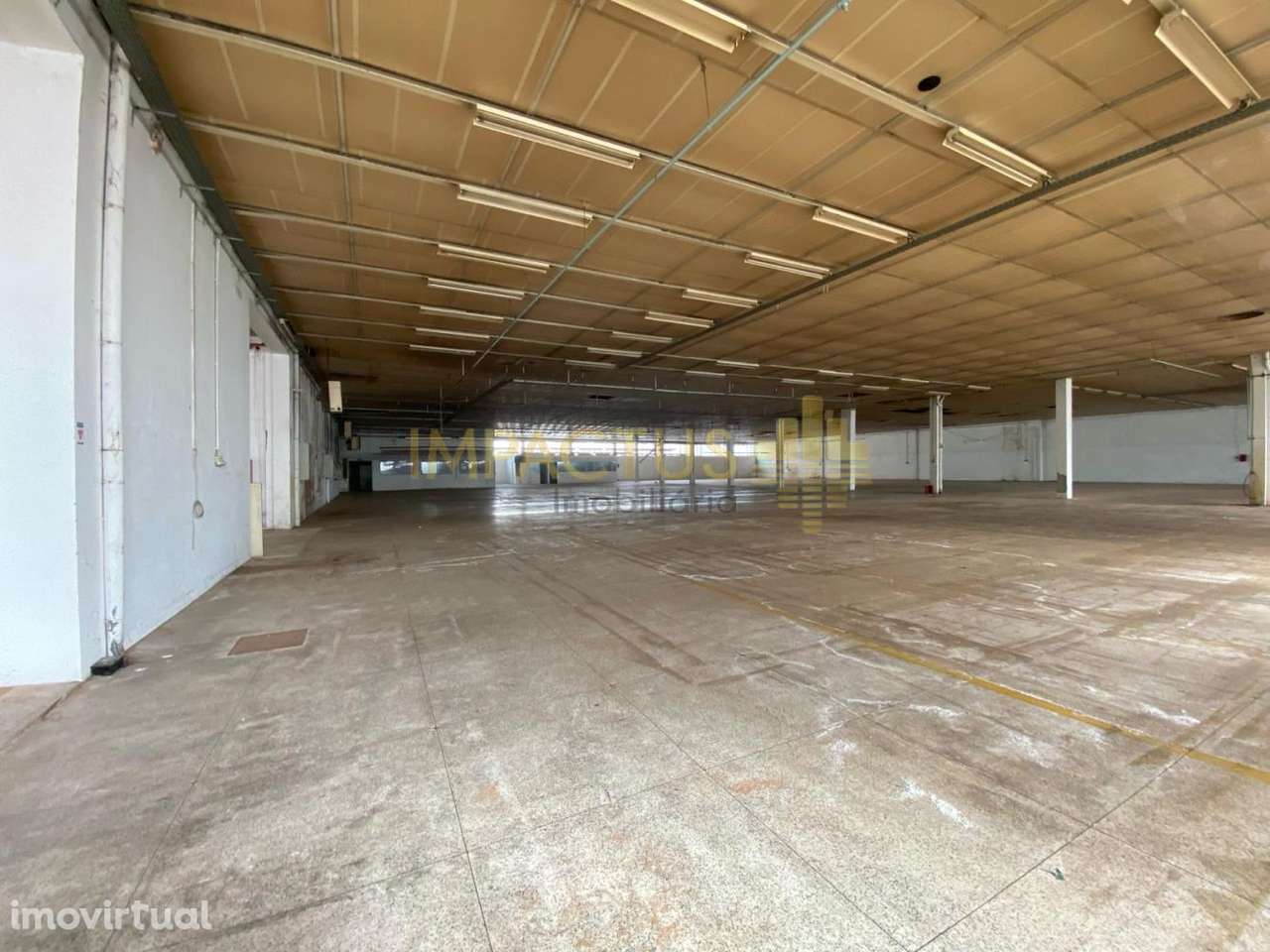 Armazém inserido em Zona Industrial - Grande imagem: 2/36