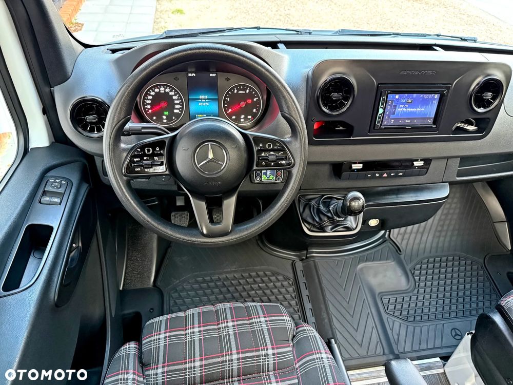Mercedes-Benz Sprinter 907.235 - 19