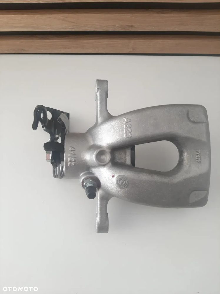 Zacisk tył Lewy Alfa Romeo 159 tarcza ventylowana 41/22 - 2