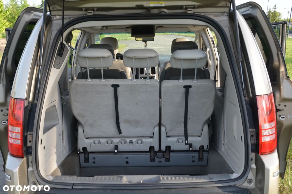 Chrysler Town & Country - 20