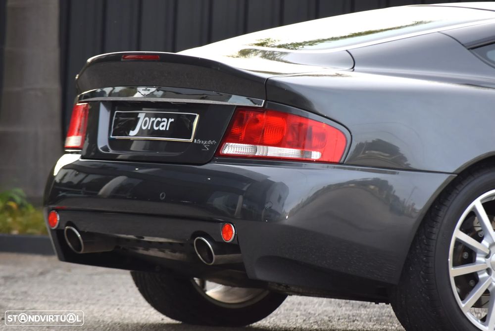 Aston Martin Vanquish - 14