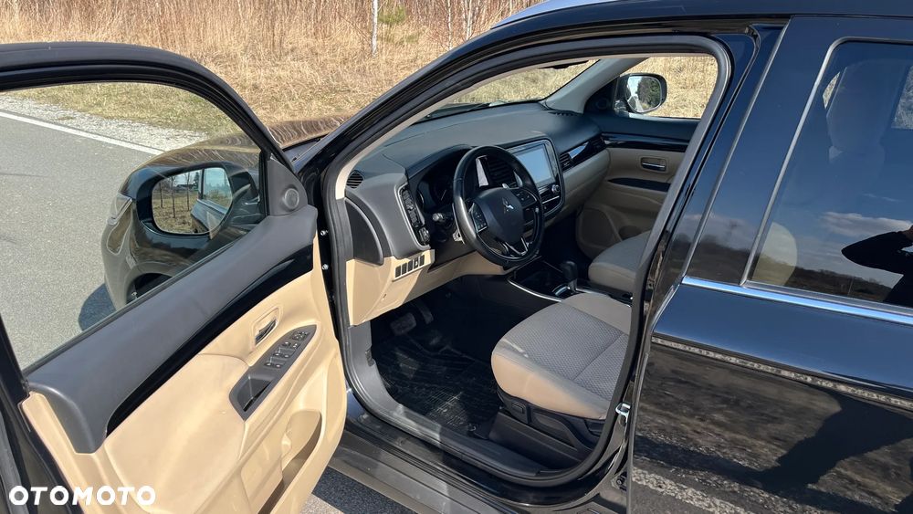Mitsubishi Outlander 2.0 Intense + Navi 4WD CVT - 18