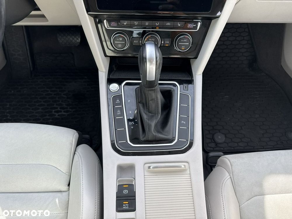 Volkswagen Passat 2.0 TSI Elegance DSG - 24