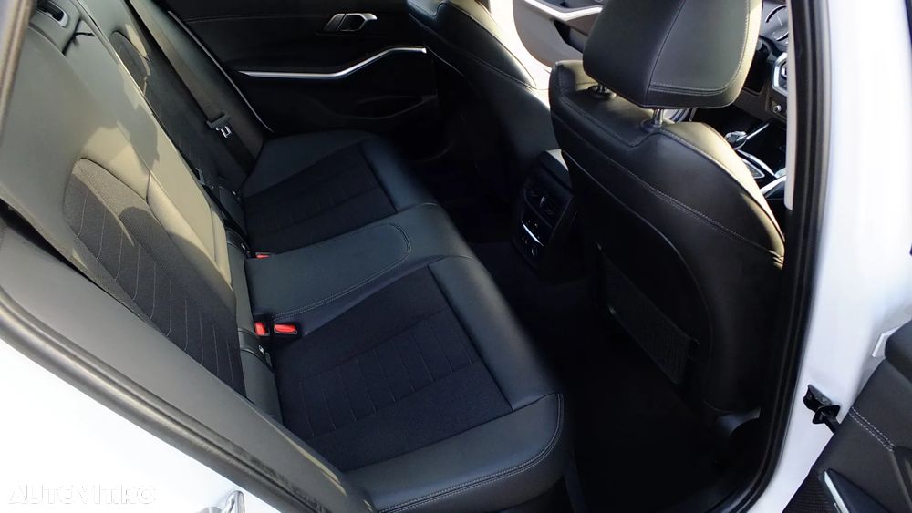 BMW Seria 3 320d Touring Aut. Sport Line - 28