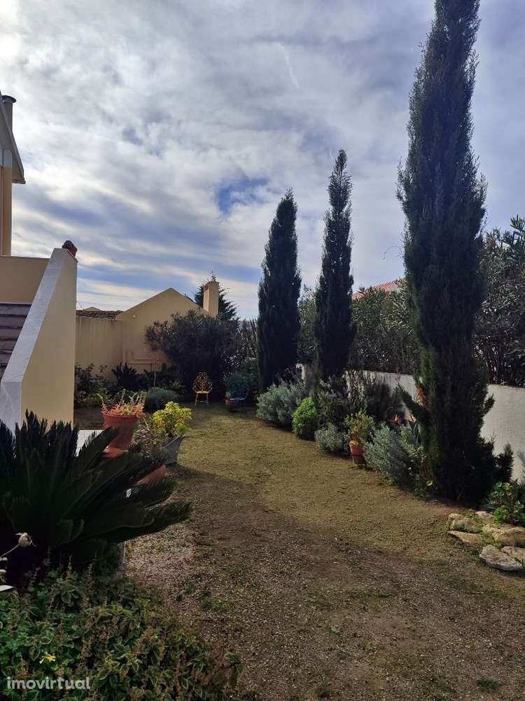 Andar de moradia, com jardim e estacionamento para 2 carros. - Grande imagem: 2/24