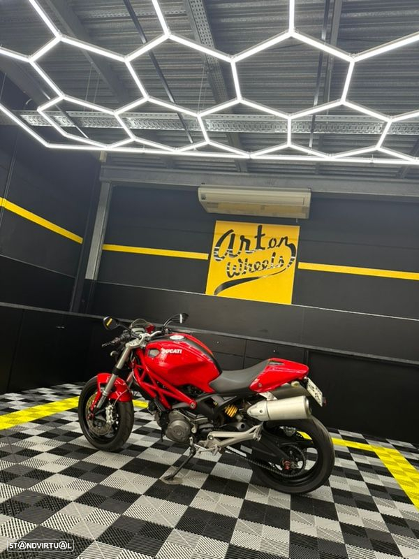 Ducati Monster 696 - 2