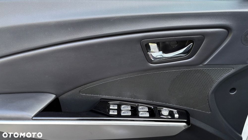 SsangYong/KGM Tivoli e-XGi 160 2WD Black+White - 19