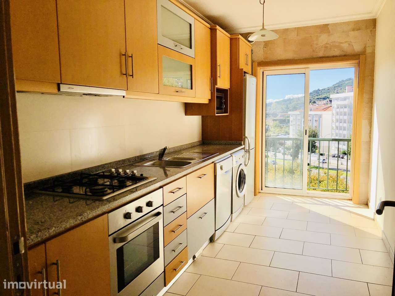 Apartamento T1 com garagem junto ao Serra Shopping e City Center - Grande imagem: 2/14