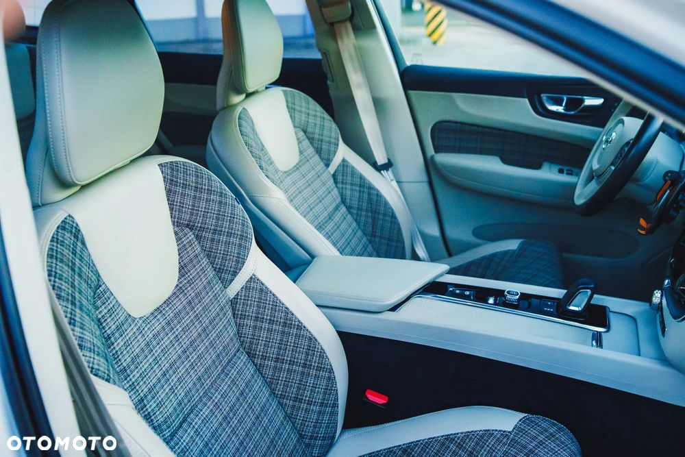 Volvo XC 60 B4 B Momentum - 17