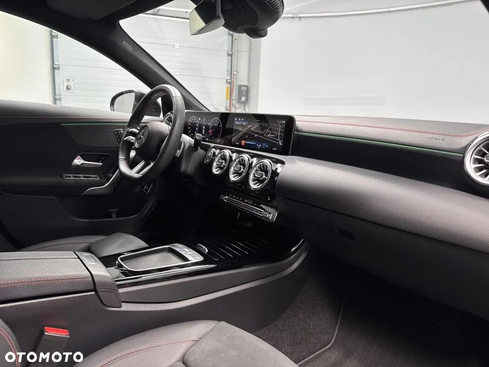 Mercedes-Benz CLA 220 4-Matic AMG Line 7G-DCT - 24