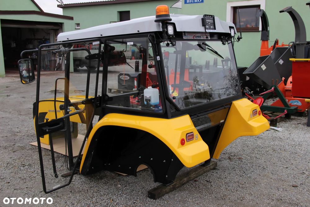 Kabina C-360 z błotnikami BTW X 2023 r. Naglak + maska 04 kolor biało-żółty - 4