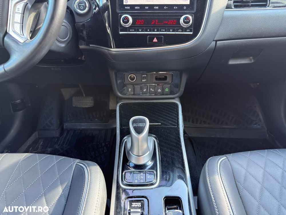 Mitsubishi Outlander PHEV 2.4 L 4X4 Instyle+ - 14