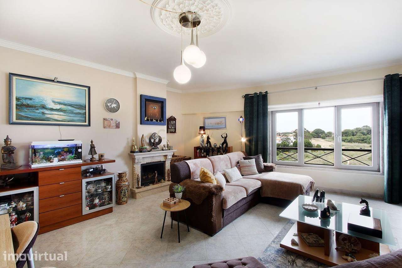 Apartamento T2 Semi-Renovado na Tapada das Mercês – Conforto, Luminosi - Grande imagem: 2/22