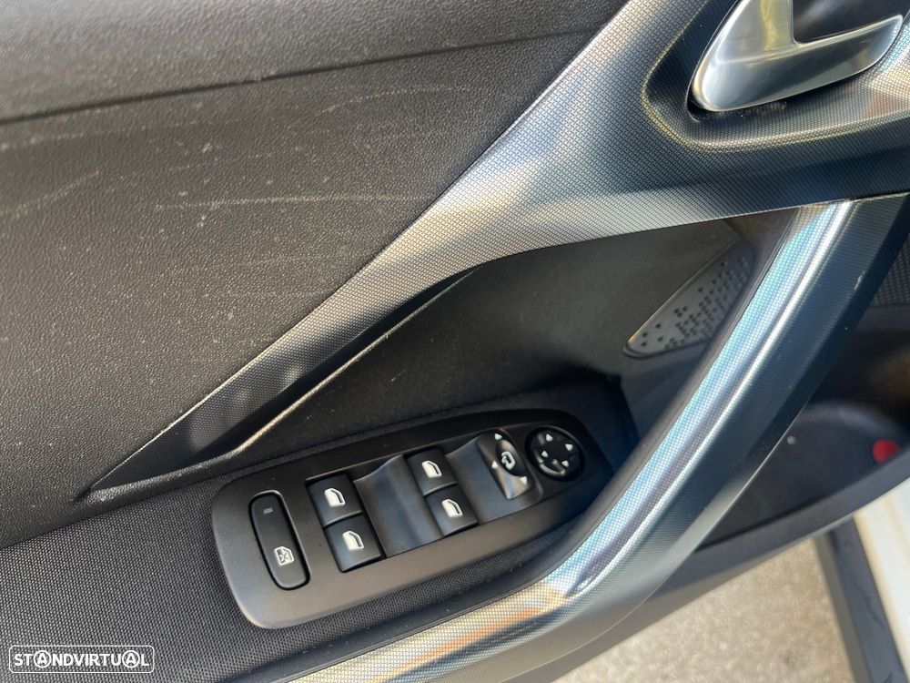Peugeot 2008 1.2 PureTech Allure EAT6 - 23