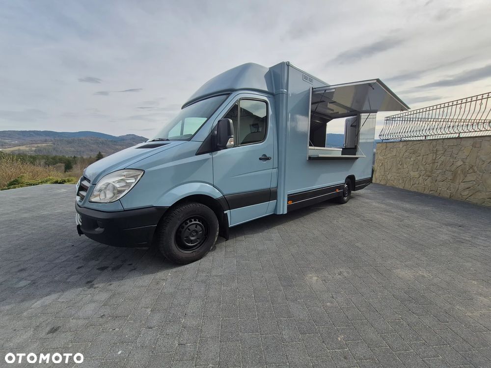 Mercedes-Benz Food Truck - 18