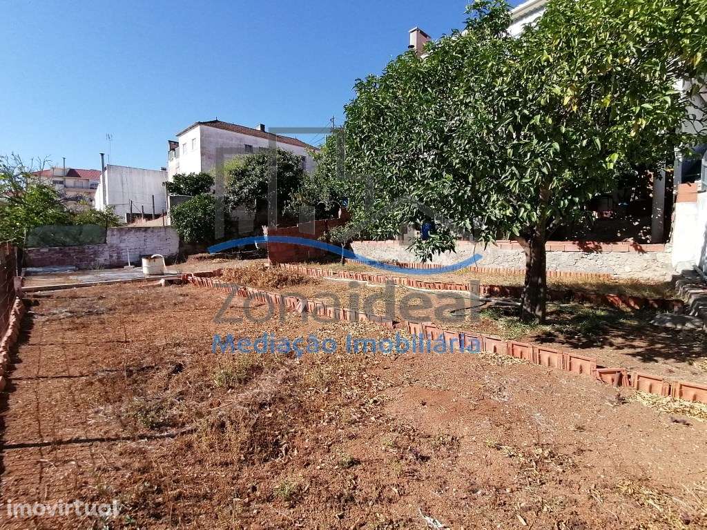 Moradia com dois pisos e logradouro, localizada em Alenquer - Grande imagem: 4/46